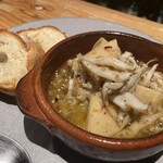 上六ワイン - 白魚とタケノコのアヒージョ