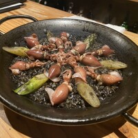 上六ワイン - ホタルイカのイカスミパエリア