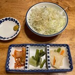 菩提樹 - サラダと漬け物などがセットになっています。