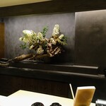 割烹 隆 - 店内に飾らせているお花でーす。