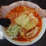 ラーメン はち - 女性の店員さんが綺麗に盛り付け
