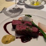 オザミトーキョー - 選べるメイン
                                
                                ◎山形県産の蔵王肉のリブロース…赤身と脂身のバランスの取れたお肉に
                                赤ワインソースと、ベアルネーズソース(卵黄とハーブを合わせたもの)