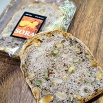 パン・オ・ルヴァン専門店　空猫十字社 - 料理写真:ナッツぎっしりライ麦パン　333円　本当にぎっしり。トーストしてバターを塗るだけで、上等なブランチになります。