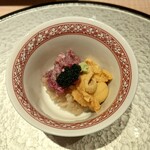 恵比寿 鮨 一 - ②お凌ぎ：塩水ウニ・牛のナメロウ・キャビア添え