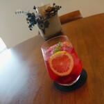 250847119 - レモンとベリーのトニックソーダ (550円)