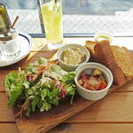 厚切りトーストとオムレツのセット