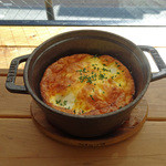 ブレッド&タパス 沢村 - ストウブでチーズ・オムレツ