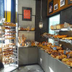 ブレッド&タパス 沢村 - １F：朝陽が入るベーカリー