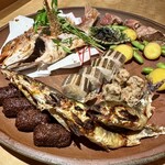 日本料理 徳専 - 今回のメイン
      うちの長女が行ってた高校の後輩くんが盛り付けてくれたやーつー
      和良鮎・鯛・れんこんもちやら色々