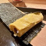 日本料理 徳専 - うなたま
      ホントはうなキューだけど、漬物食べれない僕がキュウリも苦手だ思ったみたいで、キュウリを薄焼き玉子に変更してくれました。ちなみにスキーのジャンプ台みたいな皿は特注らしいっす