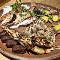 日本料理 徳専 - 今回のメイン
                    うちの長女が行ってた高校の後輩くんが盛り付けてくれたやーつー
                    和良鮎・鯛・れんこんもちやら色々