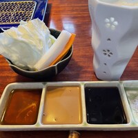 串揚げキッチン だん 梅田店 - セットの生野菜とビール