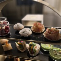 アルマーニ リストランテ - 左からビーツのタルタル　カチョエぺぺ　生ハムとメロンの薔薇