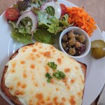 comame - 自家製パンプレート800円✨とろ～りチーズのクロックムッシュとサラダ、キャロットラペ、ひよこ豆やピクルスのプレートでした※季節によって変わるよう。この日は 他に自家製キッシュプレートもあり迷いました。