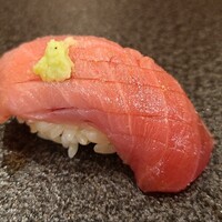 北新地 鮨 天ぷら いわい - ⑬本鮪中トロ 
                    夏本鮪なので脂の溶け方は穏やか
                    ですが、このお値段で本鮪中トロを出のは企業努力の賜物ですね