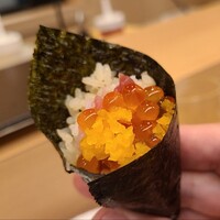 北新地 鮨 天ぷら いわい - ⑰海鮮巻き(トロタク&イクラ載せ)
                    トロの旨みとイクラのコク、そこに沢庵の食感がアクセントになっています