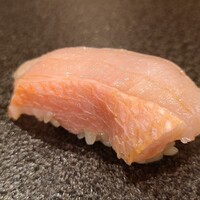 北新地 鮨 天ぷら いわい - ⑫金目鯛
                      産卵は夏、旬は秋～晩冬、旬が終わり脂のりは穏やかですが上品な旨みがあります