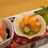 北新地 鮨 天ぷら いわい - ①真蛸軟らか煮、茗荷、海蘊酢、菊花
                    ②車海老、翡翠茄子、オクラ、土佐酢ジュレ
                    ③クラッカー、クリームチーズ、塩辛、莢豌豆
                    意外とクオリティが揃っており少し期待値UP
