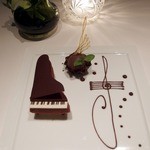 CROWN - ピアノのチョコレート　ミルクとジャンドュージャの２色のアパレイユ　エクストラビターのカカオのソルベとカフェソース