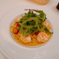 ラ・ベットラ・ダ・オチアイ ナゴヤ - エビとトマト、ルッコラのアーリオオーリオ