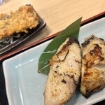 大船海鮮食堂 魚福 - 奥:別注の日替わりフライ¥280 手前:西京味噌漬け焼き定食¥1000のギンダラ