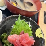 大船海鮮食堂 魚福 - 奥: 西京味噌漬け焼き定食¥1000のお味噌汁　手前: 西京味噌漬け焼き定食¥1000のブツのお刺身