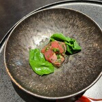 きつね - 中は鰹。オクラ&モロヘイヤ刻み。美味しい