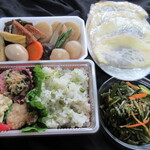 さんさん市場 - 日替わり弁当594円、お煮しめ378円、ワカメ茎漬物270円　