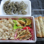 さんさん市場 - 日替わり弁当594円、春巻（中華味）216円、ふのりの天ぷら300円