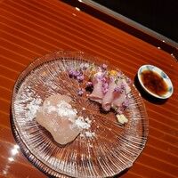 まつもと - 鹿野地鶏 (鳥取県) ～ 鶏胸肉のたたき、伊勢赤どり (三重県) ～ ささみの昆布締め