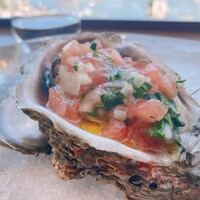 イリエスケープ - 追加で山形産、岩牡蠣。1000円は安い。中も牡蠣を食べやすいように、カットされています。