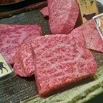 炭火焼肉くらた - 信州プレミアム牛肉盛合せ150g定食(\2,400) シンシン