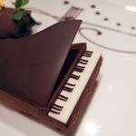 CROWN - ピアノのチョコレート　ミルクとジャンドュージャの２色のアパレイユ　エクストラビターのカカオのソルベとカフェソース