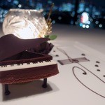 CROWN - ピアノのチョコレート　ミルクとジャンドュージャの２色のアパレイユ　エクストラビターのカカオのソルベとカフェソース