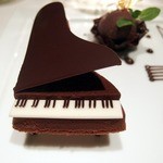 CROWN - ピアノのチョコレート　ミルクとジャンドュージャの２色のアパレイユ　エクストラビターのカカオのソルベとカフェソース