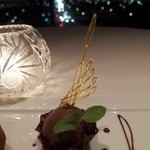 CROWN - ピアノのチョコレート　ミルクとジャンドュージャの２色のアパレイユ　エクストラビターのカカオのソルベとカフェソース