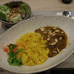 ICONIC STAGE - ポークビンダルカレー＆レモンライス、１２種のフレッシュハーブサラダ　パワードレッシング付