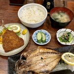 居酒屋てつ - あじ開きとアジフライ　800円