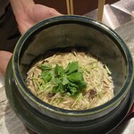 肉割烹 SHUN - 黒アワビ茸　新ごぼう土鍋ご飯　宇治玉露の出汁茶漬け