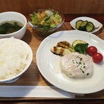 キッチン ブルー グローブ - 鶏挽肉と豆腐のハンバーグ　アリゴ風チーズソース