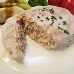 キッチン ブルー グローブ - ハンバーグをカット