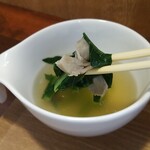 キッチン ブルー グローブ - ほうれん草スープの具材を