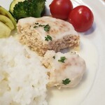 キッチン ブルー グローブ - 小さくなっていくハンバーグ