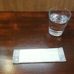 キッチン ブルー グローブ - 偶然に空いたレジ横の席へ