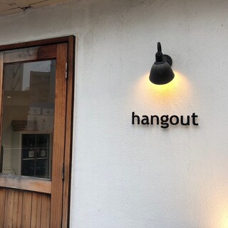 木の扉と可愛いランプがお出迎え♪温かみのあるお洒落な店内