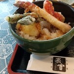 雪庭 - 天丼の天ぷらは、パプリカ、アスパラ、新玉ねぎ、カニ