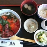 ごはん屋 漁火 - サーモンとマグロの丼