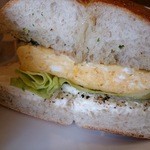 サビオカフェ - タマゴの中にもチーズが入っています！