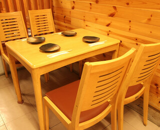 Okonomiyaki Mori - 店内入り口側に、4名の机席が３つご用意