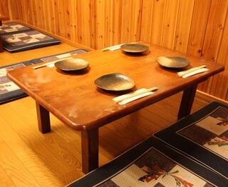 Okonomiyaki Mori - 店内奥方に4名のお座敷が4つご用意